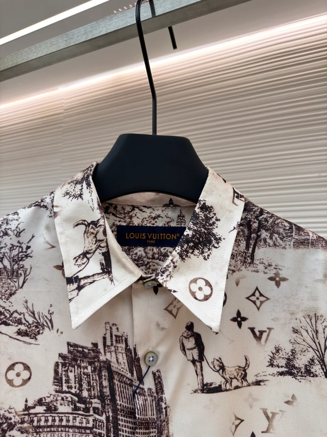 LOUIS VUITTON Mulberry silk long-sleeved shirt ●Original version: purchased and developed for 17700 ●Item number: 1680840-A75 ●Fabric: mulberry silk fabric ●Technology: jacquard production ●Version: fitted version ●Weight: about 190 grams ●Size: S-M-L-XL ●Description: The fabric is made of customized 75D interlining mulberry silk fabric, which is a natural animal protein fiber with a natural soft white gloss, smooth surface, soft and delicate feel, and is known as the "Queen of Fibers" in the fabric industry! This model depicts the entire Monogram City with delicate touches. The Walk pattern flexibly integrates Monogram elements into the urban dog-walking scene, refreshing the traditional French Jouy print while expressing the inspiration of the season. The twill mulberry silk reveals a gorgeous texture and can inject a romantic style into the elegant look. Use imported direct-injection equipment to fix the processed fabric on the direct-injection printer workbench, start the equipment, and the printer will follow the design file. The ink is directly sprayed onto the fabric through the inkjet head. The multi-color nozzle of the direct-injection printer can mix pigments to achieve rich color transitions. It can achieve high-precision, high-color saturation pattern printing, with bright, realistic colors and strong layering. It can present rich details, such as gradients, etc., and can also simulate the realistic effects of 3D and embroidery, increasing the added value of the product. . Using advanced laser cutting machines, it is a processing technology that uses high-energy-density laser beams to cut materials. It can achieve precise cutting of complex shapes. The edges cut by the laser will melt to form joint edges without trimming and hemming, which can prevent loose edges. The overall line is straight and delicate, the fabric is comfortable and soft, and the color is consistent without color difference. It can be matched with the same style to create a fashionable look, and it can be customized for various occasions. The accessories are complete and the same style for men and women!